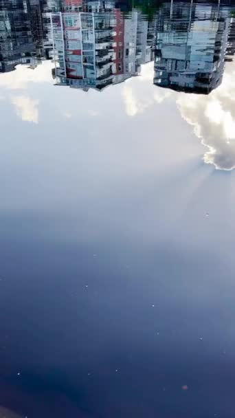 Reflectie Van Woonwijk Gebouw Rivier Water Oppervlak Zomer Zonsondergang Met — Stockvideo