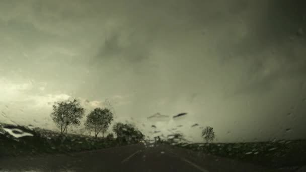 在暴雨中开车沿路行驶 用浸透雨水的挡风玻璃和公路拍摄的镜头 有选择地聚焦 — 图库视频影像