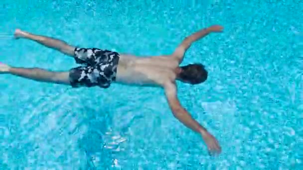 溺水男子漂浮在室内游泳池水 概念拍摄 — 图库视频影像