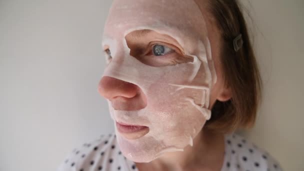 Mulher Caucasiana Adulta Usando Máscara Facial Folha Hidratante Com Hialurão — Vídeo de Stock