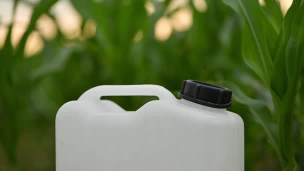 Mockup Branco Jarro Plástico Branco Para Produto Químico Herbicida Campo — Vídeo de Stock