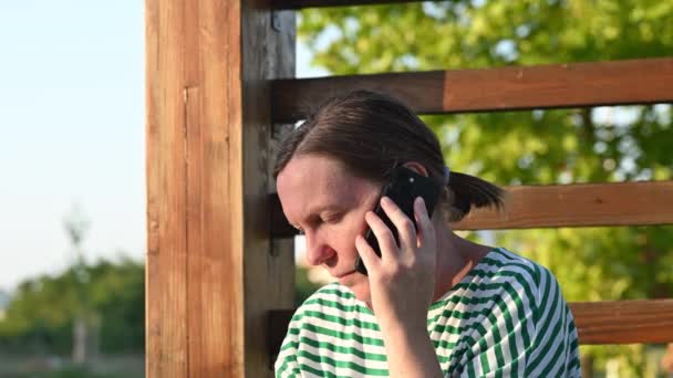 Vážná Žena Mluví Mobilním Telefonu Venku Veřejném Parku Během Nepříjemného — Stock video