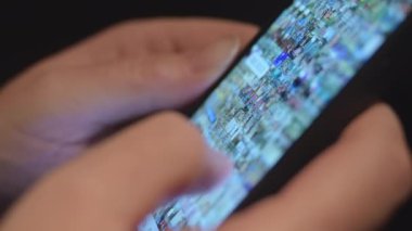 Akıllı telefondaki fotoğraflara göz atan kadın ellerinin yakın çekimi, seçici odaklı sade tuş