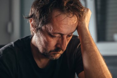 Aşırı düşünmek ya da analiz etmek, telaşlı ve depresif erkek düşüncesi, zihinsel sağlık konsepti, seçici odaklanma