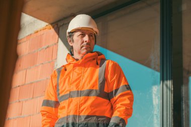 İnşaat alanı teftişi sırasında inşaat mühendisi, seçici odaklanma