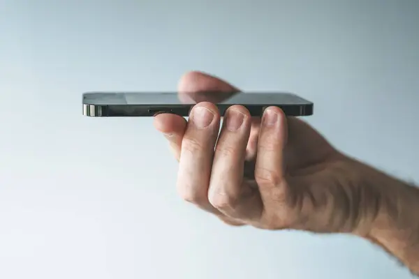 Mužská Ruka Drží Smartphone Vodorovně Boční Pohled Kopírovacím Prostorem Selektivní — Stock fotografie