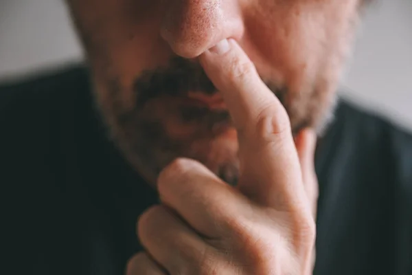 Närbild Manliga Fingerpetande Näsa Selektivt Fokus — Stockfoto