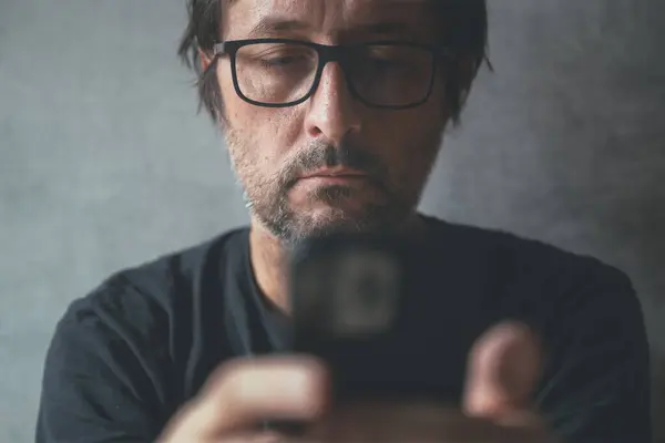 Mann Benutzt Handy Hause Nahaufnahme Eines Ungepflegten Mannes Mit Smartphone — Stockfoto