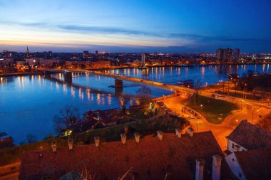 Petrovaradin, Novi Sad ve Tuna Nehri 'nin eski bir parçası, yüksek açı manzaralı.
