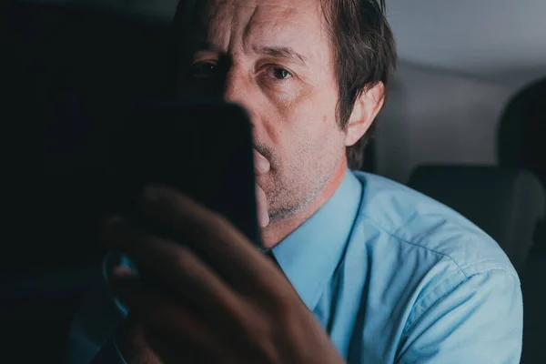 Homme Affaires Utilisant Téléphone Portable Sur Siège Arrière Voiture Rentrera — Photo