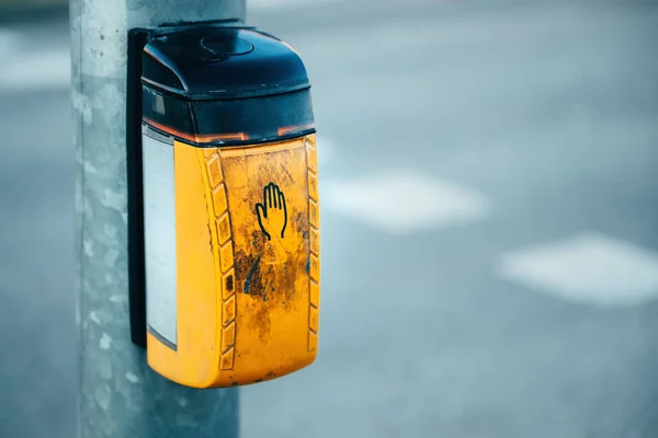 歩行者横断の汚れた古い交通ライト プッシュ ボタン 選択的な焦点 — ストック写真