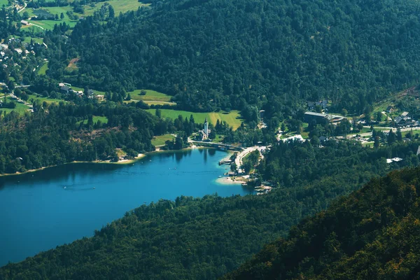 Bohinj Gölü Vadisi ve Ribcev Laz Köyü, yaz sabahı havadan çekim.