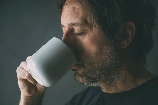 Onverschrokken Man Drinkt Ochtends Koffie Uit Een Witte Mok Selectieve — Stockfoto