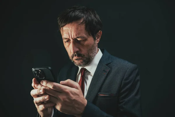 携帯電話を使用するビジネスマン モバイルスマートフォンと大人の起業家 選択的な焦点 — ストック写真
