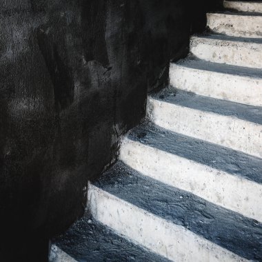 Tamamlanmamış beton merdiven basamakları grunge arkaplan olarak bir binada