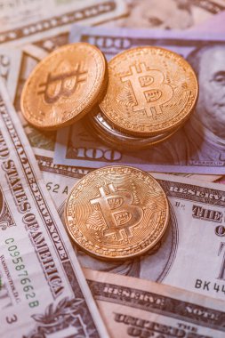 ABD doları banknotları üzerine yığılmış Bitcoin paraları, seçici odak