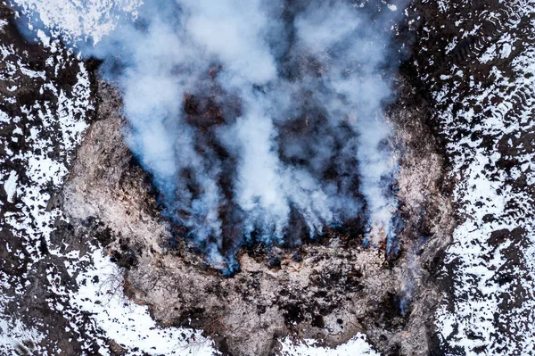 大気汚染および汚染 無人機の貧困からの空中射撃 高い角度の眺めの燃えるマニキュア パイル — ストック写真
