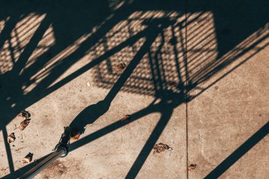 Alışveriş arabasının gölgesi beton zeminde, seçici odak