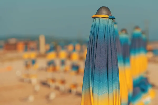 Dobrado Guarda Sóis Coloridos Praia Costa Mar Adriático Manhã Verão — Fotografia de Stock
