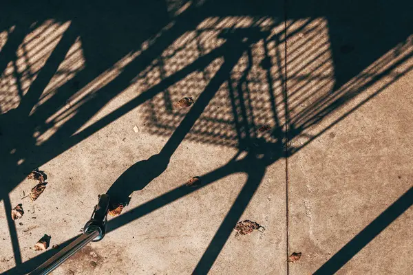 Alışveriş arabasının gölgesi beton zeminde, seçici odak