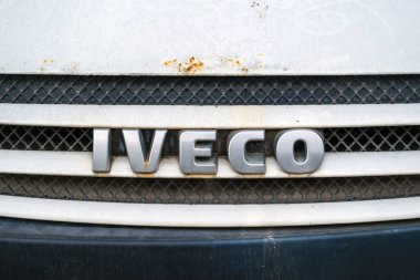 Novi Sad, Sırbistan - 7 Şubat 2023: Eski yıpranmış aracın Iveco kamyon logosu