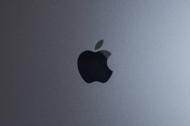 Novi Sad, Sırbistan - 3 Şubat 2024: Apple Macbook Pro M2 gümüş logo, üst görünüm