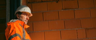 İnşaat mühendisi ve müteahhit portresi seçici odak