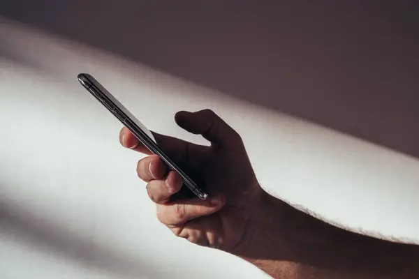 Mannelijke Hand Met Behulp Van Mobiele Telefoon Hoog Contrast Licht — Stockfoto