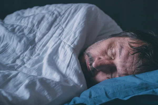 Moe Slapende Volwassen Man Een Bed Blauw Kussen Selectieve Focus — Stockfoto