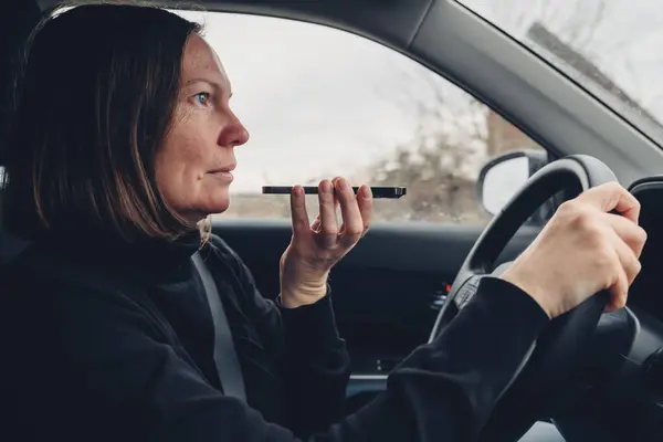 Araba Kullanan Cep Telefonuyla Konuşan Bir Kadın Onu Ağzının Önünde — Stok fotoğraf