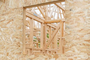 Prefabrik ahşap ev inşaatı, ahşap kirişler ve tahta yonga tahtaları, seçici odak