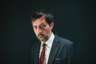 Yorgun iş adamının portresi kameraya bakıyor, seçici odaklanma.