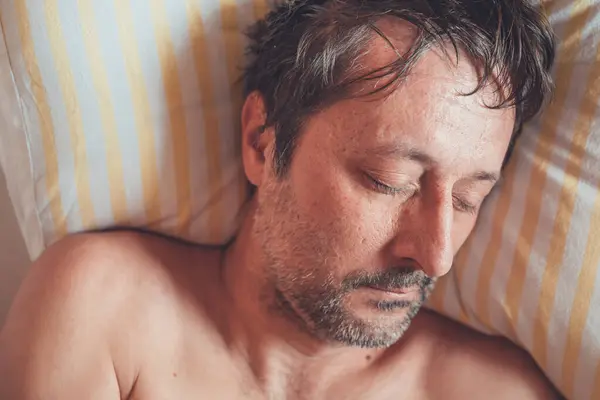 Vista Superior Del Hombre Caucásico Adulto Durmiendo Cama Enfoque Selectivo —  Fotos de Stock