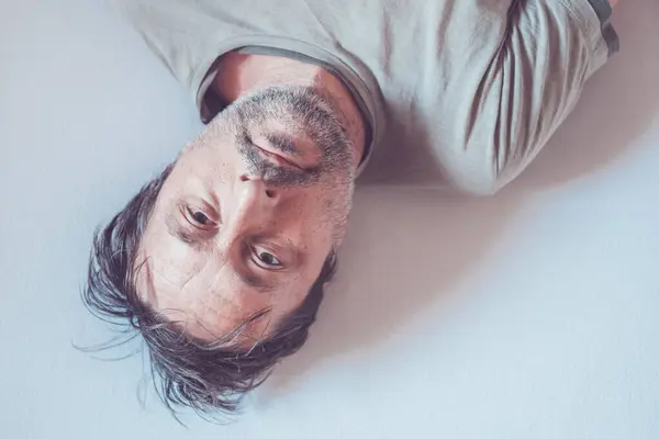 Ovanifrån Högt Nyckelporträtt Deprimerad Man Liggande Sängen Och Tittar Upp — Stockfoto