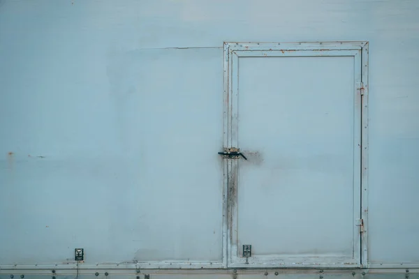 Old Worn Door Refrigerated Truck Trailer Copy Space — Stock Photo, Image