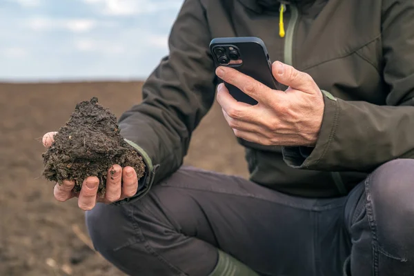 Agronomist Holding Clod Earth Smartphone Using Device Photograph Sample Soil — Stock Photo, Image