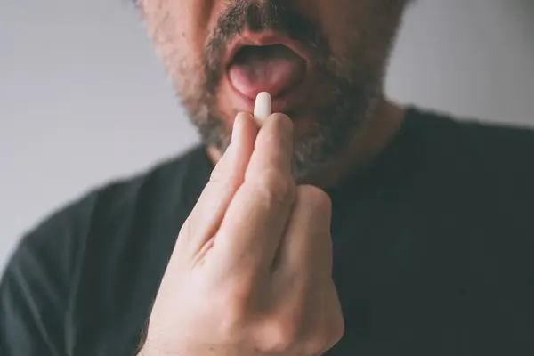 Hombre Tomando Terapia Médica Primer Plano Mano Con Tableta Boca —  Fotos de Stock