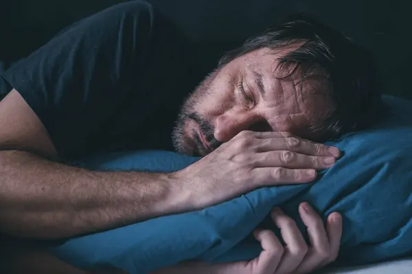 Trött Sovande Vuxen Man Säng Blå Kudde Selektivt Fokus — Stockfoto