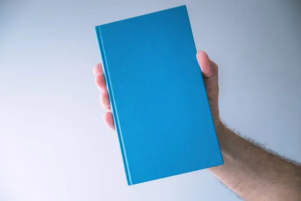 Blauwe Hardcover Book Mockup Man Holding Boek Selectieve Focus — Stockfoto