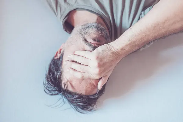 Deprimerad Ensam Man Gråter Sängen Ovanifrån — Stockfoto