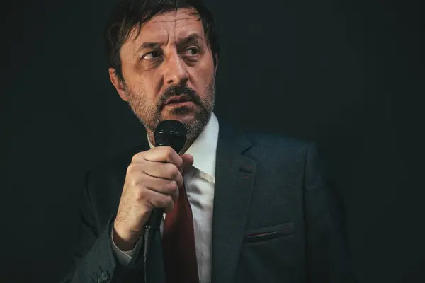 Uomo Affari Che Tiene Microfono Parla Durante Discorso Presentazione Messa — Foto Stock
