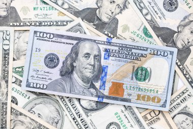 Üstünde 100 dolarlık banknotlar olan bir yığın banknot.