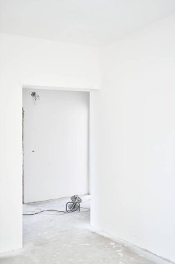 Apartman inşaatında elektrik kablosu rulosu, seçici odak