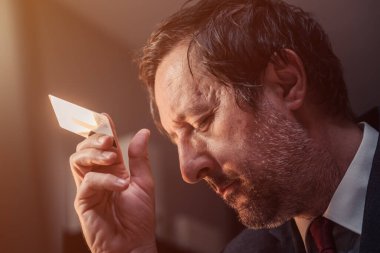 Kredi kartı reddedildi, çevrimiçi işlemler başarısız olduktan sonra işadamını vurguladı, seçici odaklanma