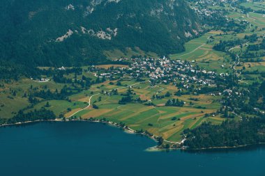 Stara Fuzina 'nın hava görüntüsü, Slovenya' daki Bohinj Vadisi 'ndeki güzel manzaralı dağ köyü, yüksek açı manzaralı.