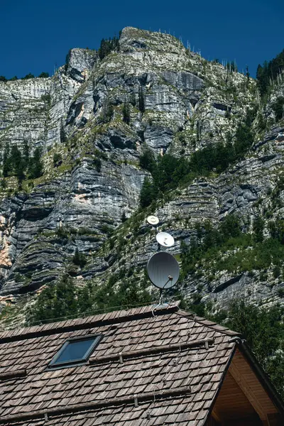 Toit Maison Montagne Avec Antenne Parabolique Sous Les Montagnes Rocheuses — Photo