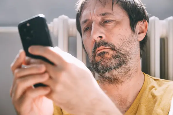 Mann Benutzt Handy Hause Während Sich Heizkörper Lehnt Selektiver Fokus — Stockfoto