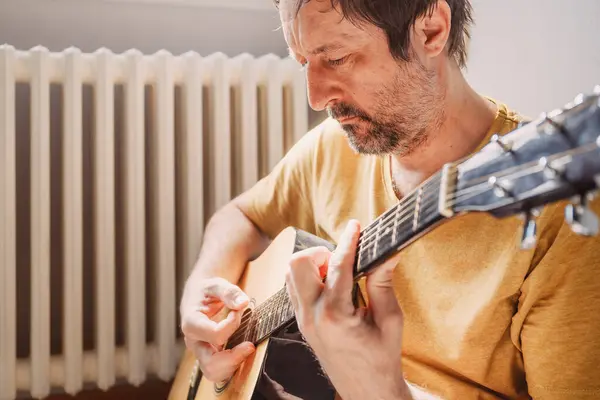 Solitario Macho Adulto Medio Tocando Guitarra Acústica Casa Enfoque Selectivo Imagen De Stock