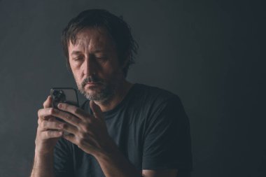 Akıllı telefondaki internet sosyal medya içeriğine göz atarken zaman harcamak ve can sıkıntısını gidermek, seçici odaklanma