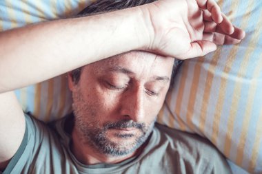 Sabah depresyonu, morali bozuk olarak uyanan, üzgün, endişeli ve hiçbir şeyle ilgilenmeyen bir adam. Üst görünüm.